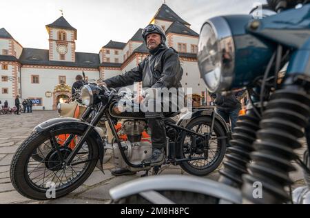 Augustusburg, Deutschland. 14. Januar 2023. Mirko Hubert aus Meißen ist einer der Teilnehmer des Wintertreffens von Motorradfahrern im Schloss Augustusburg 50. mit seiner AWO 425 T. nach der Annullierung der letzten zwei Jahre aufgrund der Pandemie sind rund 1300 Biker aus Deutschland und dem Ausland für die Jubiläumsausgabe angekommen. Das erste offizielle Wintertreffen fand 1971 unter schneebedeckten Bedingungen statt. Kredit: Kristin Schmidt/dpa-Zentralbild/dpa/Alamy Live News Stockfoto