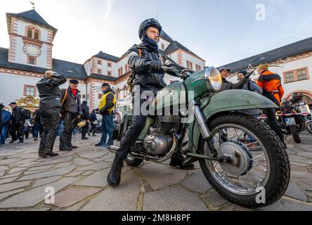Augustusburg, Deutschland. 14. Januar 2023. Beim Wintertreffen der Motorradfahrer im Jahr 50. versammeln sich die Teilnehmer mit ihrem Fahrzeug im Hof des Schlosses Augustusburg (Sachsen). Nach der Annullierung der letzten zwei Jahre aufgrund der Pandemie sind etwa 1300 Biker aus Deutschland und dem Ausland für die Jubiläumsausgabe angekommen. Das erste offizielle Wintertreffen fand 1971 unter schneebedeckten Bedingungen statt. Kredit: Kristin Schmidt/dpa-Zentralbild/dpa/Alamy Live News Stockfoto