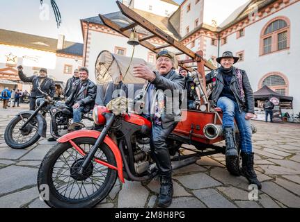 Augustusburg, Deutschland. 14. Januar 2023. Heiko Fischer (vorne links) und seine Motorradfreunde aus Rübenau gehören zu den Teilnehmern des Wintertreffens von Motorradfahrern im Schloss Augustusburg 50., bei dem ihr Motorrad in ein Feuerwehrauto umgewandelt wurde. Nach der pandemischen Annullierung der letzten zwei Jahre kamen etwa 1300 Biker aus Deutschland und dem Ausland zur Jubiläumsausgabe. Das erste offizielle Wintertreffen fand 1971 unter schneebedeckten Bedingungen statt. Kredit: Kristin Schmidt/dpa-Zentralbild/ZB/dpa/Alamy Live News Stockfoto