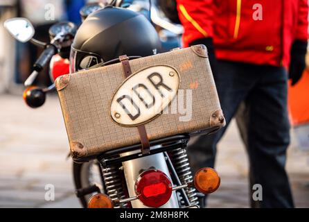 Augustusburg, Deutschland. 14. Januar 2023. Motorräder der Teilnehmer des Wintertreffens der Motorradfahrer 50. stehen im Innenhof des Schlosses Augustusburg. Nach der Annullierung der letzten zwei Jahre aufgrund der Pandemie sind etwa 1300 Biker aus Deutschland und dem Ausland für die Jubiläumsausgabe angekommen. Das erste offizielle Wintertreffen fand 1971 unter schneebedeckten Bedingungen statt. Kredit: Kristin Schmidt/dpa-Zentralbild/dpa/Alamy Live News Stockfoto