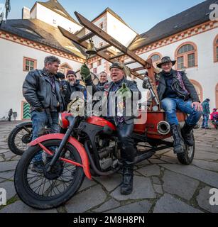 Augustusburg, Deutschland. 14. Januar 2023. Heiko Fischer (2. von rechts) und seine Motorradfreunde aus Rübenau gehören zu den Teilnehmern des Wintertreffens von Motorradfahrern im Schloss Augustusburg 50., bei dem ihr Motorrad in einen Feuerwehrwagen umgebaut wurde. Nach der pandemischen Annullierung der letzten zwei Jahre kamen etwa 1300 Biker aus Deutschland und dem Ausland zur Jubiläumsausgabe. Das erste offizielle Wintertreffen fand 1971 unter schneebedeckten Bedingungen statt. Kredit: Kristin Schmidt/dpa-Zentralbild/dpa/Alamy Live News Stockfoto
