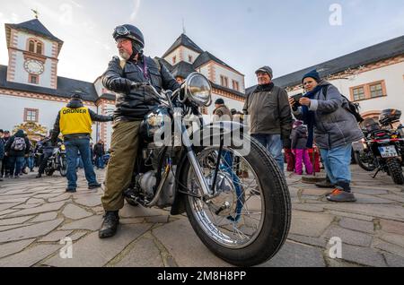 Augustusburg, Deutschland. 14. Januar 2023. Beim Wintertreffen der Motorradfahrer im Jahr 50. versammeln sich die Teilnehmer mit ihrem Fahrzeug im Hof des Schlosses Augustusburg (Sachsen). Nach der Annullierung der letzten zwei Jahre aufgrund der Pandemie sind etwa 1300 Biker aus Deutschland und dem Ausland für die Jubiläumsausgabe angekommen. Das erste offizielle Wintertreffen fand 1971 unter schneebedeckten Bedingungen statt. Kredit: Kristin Schmidt/dpa-Zentralbild/ZB/dpa/Alamy Live News Stockfoto