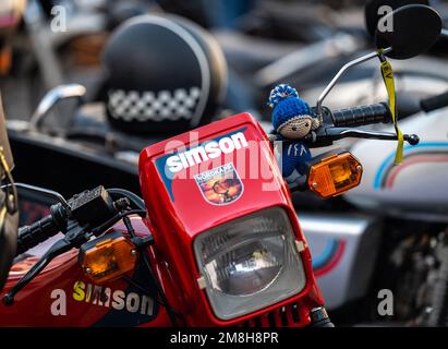 Augustusburg, Deutschland. 14. Januar 2023. Motorräder der Teilnehmer des Wintertreffens der Motorradfahrer 50. stehen im Innenhof des Schlosses Augustusburg. Nach der Annullierung der letzten zwei Jahre aufgrund der Pandemie sind etwa 1300 Biker aus Deutschland und dem Ausland für die Jubiläumsausgabe angekommen. Das erste offizielle Wintertreffen fand 1971 unter schneebedeckten Bedingungen statt. Kredit: Kristin Schmidt/dpa-Zentralbild/dpa/Alamy Live News Stockfoto