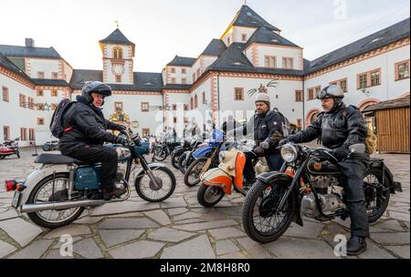 Augustusburg, Deutschland. 14. Januar 2023. Uwe Scheibner (l-r) und Enrico und Mirko Hubert gehören zu den Teilnehmern des Wintertreffens der Motorradfahrer im Schloss Augustusburg 50. Nach der Annullierung der letzten zwei Jahre aufgrund der Pandemie kamen etwa 1300 Biker aus Deutschland und dem Ausland zur Jubiläumsausgabe. Das erste offizielle Wintertreffen fand 1971 unter schneebedeckten Bedingungen statt. Kredit: Kristin Schmidt/dpa-Zentralbild/dpa/Alamy Live News Stockfoto