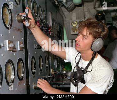 Aviation Boatswain's Mate E (Launch and Recovery Equipment) 3. Klasse Keith Frederich überwacht das Katapult Nr. 4 Fehlersuchpanel an Bord des nuklearbetriebenen Flugzeugträgers USS NIMITZ (CVN-68) während Westpac '93. Land: Pazifik (POC) Stockfoto