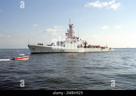 Ein Hafenbogenblick auf die kanadische Fregatte HMCS NIPIGON (266) beim Einlaufen in den Hafen. Die NIPIGON arbeitet derzeit mit der ständigen NATO-Marinestreitkraft Atlantik. Basis: Port Everglades Bundesstaat: Florida (FL) Land: Vereinigte Staaten von Amerika (USA) Stockfoto