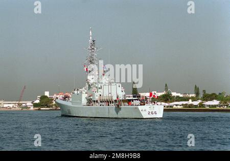 Blick auf das Hafenviertel der kanadischen Fregatte HMCS NIPIGON (266) beim Einlaufen in den Hafen. Die NIPIGON arbeitet derzeit mit der ständigen NATO-Marinestreitkraft Atlantik. Basis: Port Everglades Bundesstaat: Florida (FL) Land: Vereinigte Staaten von Amerika (USA) Stockfoto