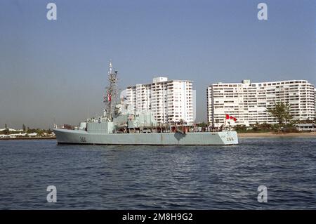 Blick auf das Hafenviertel der kanadischen Fregatte HMCS NIPIGON (266) beim Einlaufen in den Hafen. Die NIPIGON arbeitet derzeit mit der ständigen NATO-Marinestreitkraft Atlantik. Basis: Port Everglades Bundesstaat: Florida (FL) Land: Vereinigte Staaten von Amerika (USA) Stockfoto