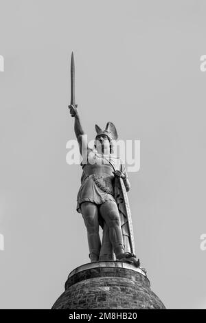 Historische Statue des Cheruscan Arminius im Teutoburger Wald in der Nähe der Stadt Detmold. Stockfoto