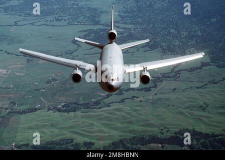 Luft-Luft-Ansicht eines 22. Air-Betankungsflügels, March AFB, Kalifornien, KC-10A Extender, fliegt in Richtung Kamera über dem nördlichen Gelände von Kalifornien im Hintergrund. Exaktes Datum Aufnahme Unbekannt. Basis: Luftwaffenstützpunkt Travis Bundesstaat: Kalifornien (CA) Land: Vereinigte Staaten von Amerika (USA) Stockfoto