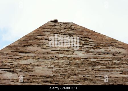 Geflieste Spitze der Pyramide von Chephren oder Chephren, der zweithöchsten und zweitgrößten der 3 antiken ägyptischen Pyramiden von Gizeh und dem Grab der Stockfoto