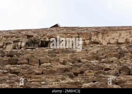 Geflieste Spitze der Pyramide von Chephren oder Chephren, der zweithöchsten und zweitgrößten der 3 antiken ägyptischen Pyramiden von Gizeh und dem Grab der Stockfoto