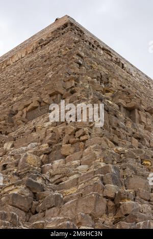 Rand der Pyramide von Chephren oder Chephren, der zweithöchsten und zweitgrößten der 3 antiken ägyptischen Pyramiden von Gizeh und das Grab der vier Stockfoto