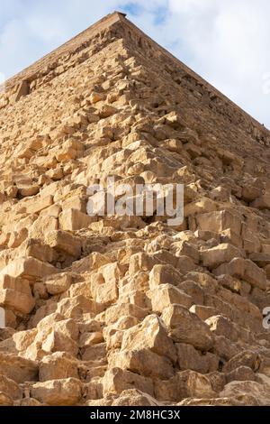 Rand der Pyramide von Chephren oder Chephren, der zweithöchsten und zweitgrößten der 3 antiken ägyptischen Pyramiden von Gizeh und das Grab der vier Stockfoto