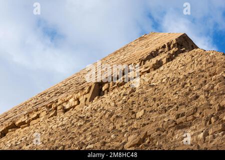 Rand der Pyramide von Chephren oder Chephren, der zweithöchsten und zweitgrößten der 3 antiken ägyptischen Pyramiden von Gizeh und das Grab der vier Stockfoto