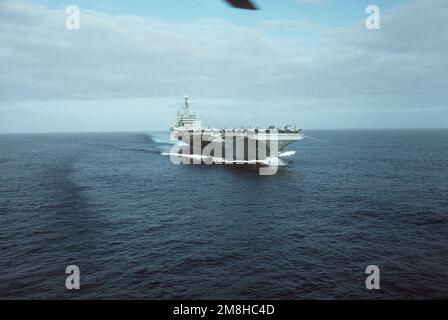 Steuerbord-Bugansicht des nuklearbetriebenen Flugzeugträgers USS THEODORE ROOSEVELT (CVN-71) aus der Luft. Land: Atlantik (AOC) Stockfoto