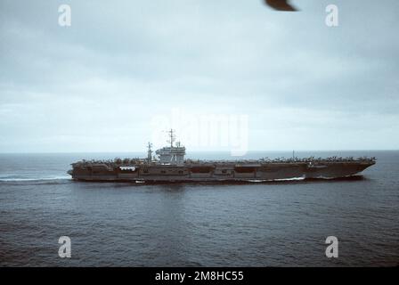 Steuerbord-Luftaufnahme des nuklearbetriebenen Flugzeugträgers USS THEODORE ROOSEVELT (CVN-71) im Gange. Land: Atlantik (AOC) Stockfoto