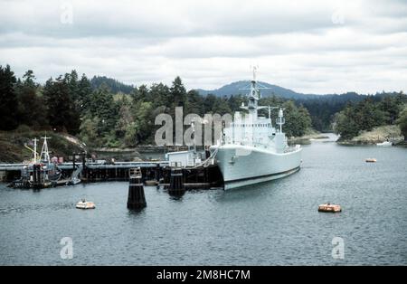 Ein Hafenbogenblick auf ein kanadisches Fregattschiff, das während der gemeinsamen US-kanadischen Flottenübung MARCOT '93 an einem Treibstoffpier festsaß. Betreff Betrieb/Serie: MARCOT '93 Basis: Victoria Bundesstaat: British Columbia (BC) Land: Kanada (CAN) Stockfoto