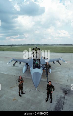 LT. OBERST. Gary North, Befehlshaber der 33. Kampfgeschwader; STABSGRUPPE. Roy Murray, Crew Chief, SENIOR AIRMAN Steven Ely, Assistant Crew Chief, posieren mit der F-16D gegen Falcon That LT. OBERST. North flog, als er am 27. Dezember 1992 während der Operation Desert Storm eine irakische MiG über der Flugverbotszone abschoss. LT. OBERST. Der Norden ist der einzige in den USA F-16 Pilot hat eine MiG abgeschossen. An den Flügelspitzen sind die fortgeschrittenen LUFT-Luft-Raketen AIM-120A mit mittlerer Reichweite montiert. Betrifft Operation/Serie: WÜSTENSTURMSTÜTZPUNKT: Luftwaffenstützpunkt Shaw Bundesstaat: South Carolina (SC) Land: Vereinigte Staaten von Amerika (USA) Stockfoto