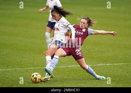 Tottenham Hotspur's Asmita Ale (links) und Aston Villa's Kirsty Hanson kämpfen beim Barclays Women's Super League-Spiel im Poundland Bescot Stadium, Walsall, um den Ball. Foto: Samstag, 14. Januar 2023. Stockfoto