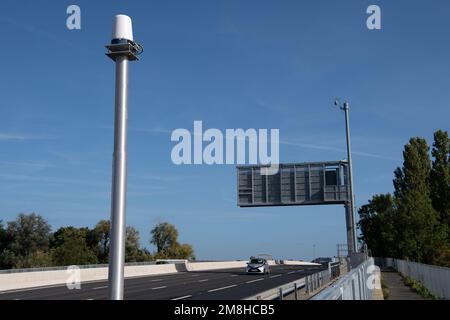 Dorney Reach, Buckinghamshire, Großbritannien. 6. Oktober 2022. Radargeräte zur Erkennung gestoppter Fahrzeuge auf der M4 Smart Motorway in Dorney Reach, Buckinghamshire. Ein Teil des M4 wurde jetzt auf eine intelligente Autobahn aufgerüstet, die SVD-Radargeräte mit automatischer Unfallerkennung umfasst. Anschließend werden Warnmeldungen auf den deckenliegenden Gantry-Monitoren angebracht, die Autofahrer über defekte Fahrzeuge informieren und die entsprechende Spur schließen. Kredit: Maureen McLean/Alamy Stockfoto