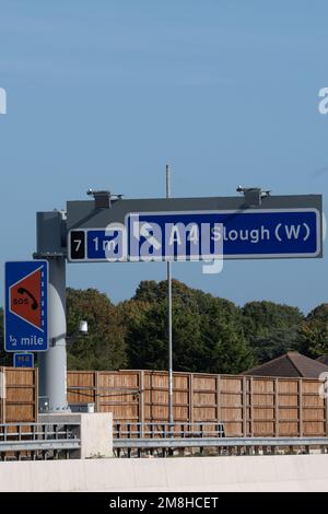 Dorney Reach, Buckinghamshire, Großbritannien. 6. Oktober 2022. Radargeräte zur Erkennung gestoppter Fahrzeuge auf der M4 Smart Motorway in Dorney Reach, Buckinghamshire. Ein Teil des M4 wurde jetzt auf eine intelligente Autobahn aufgerüstet, die SVD-Radargeräte mit automatischer Unfallerkennung umfasst. Anschließend werden Warnmeldungen auf den deckenliegenden Gantry-Monitoren angebracht, die Autofahrer über defekte Fahrzeuge informieren und die entsprechende Spur schließen. Kredit: Maureen McLean/Alamy Stockfoto