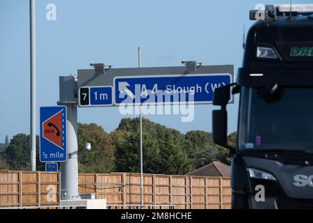 Dorney Reach, Buckinghamshire, Großbritannien. 6. Oktober 2022. Radargeräte zur Erkennung gestoppter Fahrzeuge auf der M4 Smart Motorway in Dorney Reach, Buckinghamshire. Ein Teil des M4 wurde jetzt auf eine intelligente Autobahn aufgerüstet, die SVD-Radargeräte mit automatischer Unfallerkennung umfasst. Anschließend werden Warnmeldungen auf den deckenliegenden Gantry-Monitoren angebracht, die Autofahrer über defekte Fahrzeuge informieren und die entsprechende Spur schließen. Kredit: Maureen McLean/Alamy Stockfoto