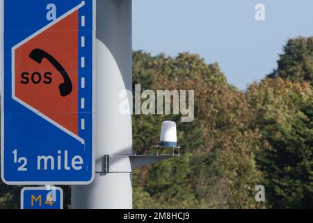 Dorney Reach, Buckinghamshire, Großbritannien. 6. Oktober 2022. Radargeräte zur Erkennung gestoppter Fahrzeuge auf der M4 Smart Motorway in Dorney Reach, Buckinghamshire. Ein Teil des M4 wurde jetzt auf eine intelligente Autobahn aufgerüstet, die SVD-Radargeräte mit automatischer Unfallerkennung umfasst. Anschließend werden Warnmeldungen auf den deckenliegenden Gantry-Monitoren angebracht, die Autofahrer über defekte Fahrzeuge informieren und die entsprechende Spur schließen. Kredit: Maureen McLean/Alamy Stockfoto