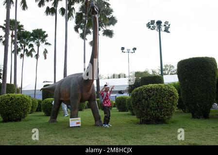 Bangkok, Thailand. 14. Januar 2023. Kinder sind begeistert von den Dinosaurierstatuen am National Children's Day, im Government House, Bangkok, am Samstag, den 14. Januar 2023. (Kreditbild: © Teera Noisakran/Pacific Press via ZUMA Press Wire) NUR REDAKTIONELLE VERWENDUNG! Nicht für den kommerziellen GEBRAUCH! Kredit: ZUMA Press, Inc./Alamy Live News Stockfoto