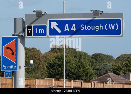 Dorney Reach, Buckinghamshire, Großbritannien. 6. Oktober 2022. Radargeräte zur Erkennung gestoppter Fahrzeuge auf der M4 Smart Motorway in Dorney Reach, Buckinghamshire. Ein Teil des M4 wurde jetzt auf eine intelligente Autobahn aufgerüstet, die SVD-Radargeräte mit automatischer Unfallerkennung umfasst. Anschließend werden Warnmeldungen auf den deckenliegenden Gantry-Monitoren angebracht, die Autofahrer über defekte Fahrzeuge informieren und die entsprechende Spur schließen. Kredit: Maureen McLean/Alamy Stockfoto