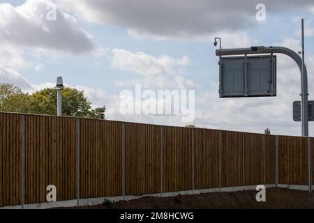 Dorney Reach, Buckinghamshire, Großbritannien. 6. Oktober 2022. Radargeräte zur Erkennung gestoppter Fahrzeuge auf der M4 Smart Motorway in Dorney Reach, Buckinghamshire. Ein Teil des M4 wurde jetzt auf eine intelligente Autobahn aufgerüstet, die SVD-Radargeräte mit automatischer Unfallerkennung umfasst. Anschließend werden Warnmeldungen auf den deckenliegenden Gantry-Monitoren angebracht, die Autofahrer über defekte Fahrzeuge informieren und die entsprechende Spur schließen. Kredit: Maureen McLean/Alamy Stockfoto