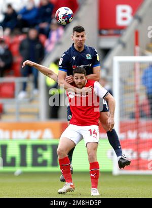 Conor Washington von Rotherham United und Daniel Ayala von Blackburn Rovers kämpfen beim Sky Bet Championship-Spiel im AESSEAL New York Stadium in Rotherham um den Ball. Foto: Samstag, 14. Januar 2023. Stockfoto