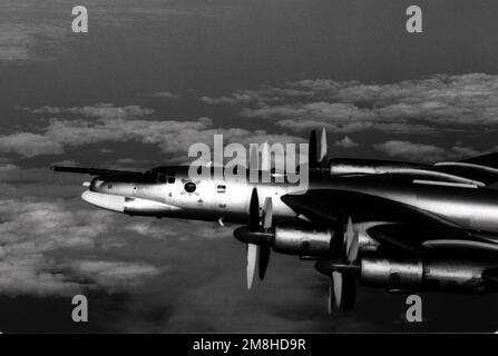 Eine Luft-Luft-Ansicht von links auf ein russisches TU-95 Bear G Bomberflugzeug über dem westlichen Pazifik. Land: Unbekannt Stockfoto