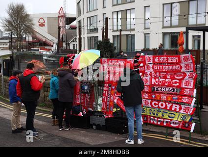 Nottingham, Großbritannien. 14. Januar 2023 Fans schauen sich die Schals vor dem Premier League-Spiel auf dem City Ground in Nottingham an. Kredit: Sportimage/Alamy Live News Stockfoto