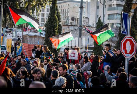 Jerusalem, Israel. 13. Januar 2023. Israelische und palästinensische Demonstranten schwenken palästinensische Flaggen während einer Demonstration im Viertel Scheich Jarrah in Jerusalem. Israelische Polizeibeamte ignorierten, Aktivisten marschierten und schwenkten palästinensische Flaggen entgegen dem Befehl des israelischen Nationalen Sicherheitsministers Itamar Ben Gvir, palästinensische Flaggen von öffentlichen Orten zu entfernen und zu verbieten. (Foto: Eyal Warshavsky/SOPA Images/Sipa USA) Guthaben: SIPA USA/Alamy Live News Stockfoto