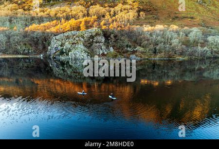 Reflexionen der Bäume im ruhigen Wasser von Llyn Gwynant im Snowdonia National Park, North Wales, Großbritannien Stockfoto