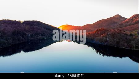 Perfekte Reflexionen im Llyn Gwynant A Lake im Snowdonia National Park, North Wales, Großbritannien Stockfoto