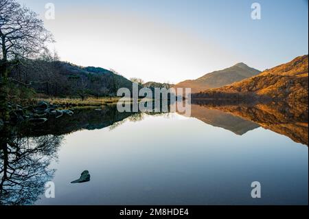 Perfekte Reflexionen im Llyn Gwynant A Lake im Snowdonia National Park, North Wales, Großbritannien Stockfoto