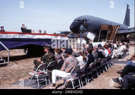 Die Zuschauer hören während der Ruhestandszeremonie einen Redner für das Flugzeug KC-135 Stratotanker, das als „Stadt Atwater“ bezeichnet wird. Das Flugzeug, das auf der rechten Seite geparkt ist, wird im Castle Air Museum ausgestellt und ist das vierundvierzigste Flugzeug, das dem Museum hinzugefügt wird. Basis: Luftwaffenstützpunkt Castle Bundesstaat: Kalifornien (CA) Land: Vereinigte Staaten von Amerika (USA) Stockfoto