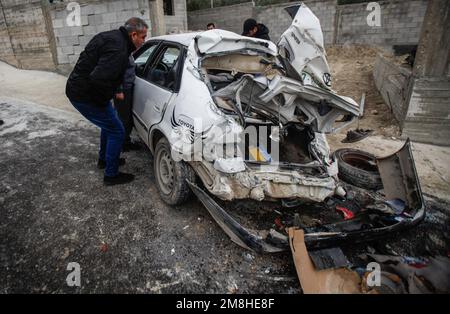 Dschenin, Palästina. 14. Januar 2023. Die Palästinenser inspizieren das Auto, in dem zwei Palästinenser von der israelischen Armee während ihrer Verfolgung getötet wurden, nachdem sie das Feuer auf einen Militärposten in der Stadt Jaba in der Nähe von Dschenin im besetzten Westjordanland eröffnet hatten. (Foto von Nasser Ishtayeh/SOPA Images/Sipa USA) Guthaben: SIPA USA/Alamy Live News Stockfoto