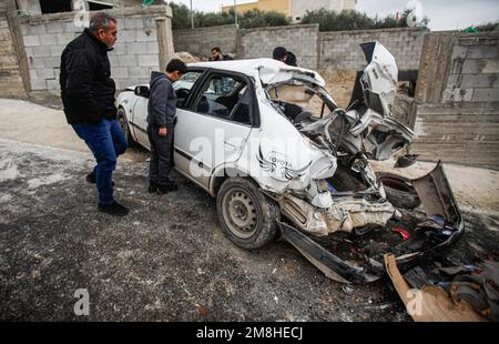 Dschenin, Palästina. 14. Januar 2023. Die Palästinenser inspizieren das Auto, in dem zwei Palästinenser von der israelischen Armee während ihrer Verfolgung getötet wurden, nachdem sie das Feuer auf einen Militärposten in der Stadt Jaba in der Nähe von Dschenin im besetzten Westjordanland eröffnet hatten. (Foto von Nasser Ishtayeh/SOPA Images/Sipa USA) Guthaben: SIPA USA/Alamy Live News Stockfoto