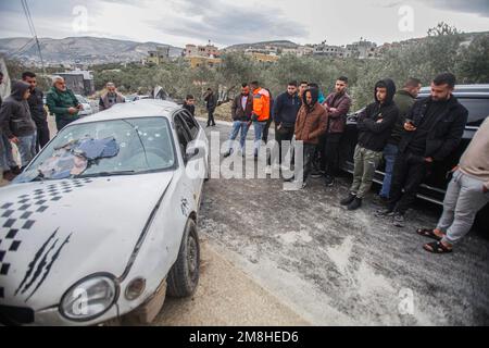 Dschenin, Palästina. 14. Januar 2023. Die Palästinenser inspizieren das Auto, in dem zwei Palästinenser von der israelischen Armee während ihrer Verfolgung getötet wurden, nachdem sie das Feuer auf einen Militärposten in der Stadt Jaba in der Nähe von Dschenin im besetzten Westjordanland eröffnet hatten. (Foto von Nasser Ishtayeh/SOPA Images/Sipa USA) Guthaben: SIPA USA/Alamy Live News Stockfoto