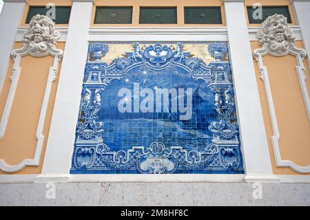 Malerei auf traditionellen Fliesen (Asulejos) an der Außenwand von Carlos Lopes Pavillon, Eduardo VII Park, Lissabon, Portugal Stockfoto