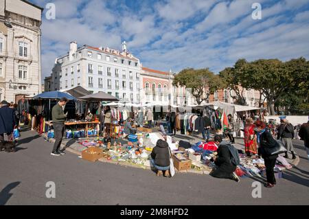 Der Flohmarkt „Feira da Ladra“ (Thieves Market) in Campo de Santa Clara, Alfama, Lissabon, Portugal Stockfoto