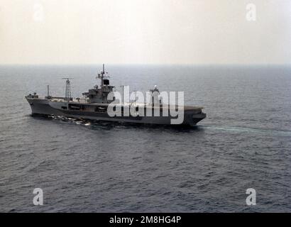 Ein Hafenviertel-Blick auf das amphibische Kommandoschiff USS BLUE RIDGE (LCC-19) im Gange. Land: Japanisches Meer Stockfoto