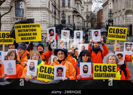 London, Großbritannien. 14. Januar 2023. Demonstranten marschieren durch Westminster und halten vor der Downing Street. Sie fordern die Schließung des Guantanemo-Gefängnisses, das seit über 21 Jahren in Betrieb ist. Die Gruppen, die Amnesty International und die Guantanemo-Justizkampagne angreifen, fordern Präsident Biden auf, das Gefängnis auf der Insel Kuba zu schließen. Kredit: Mark Thomas/Alamy Live News Stockfoto