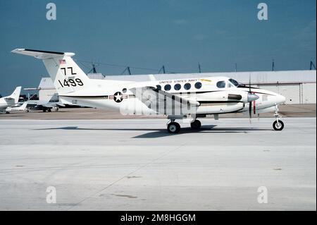 Eine rechte Seitenansicht eines UC-12B Huron Transportflugzeugs, das auf der Rollbahn geparkt ist. Basis: Marine Air Station South Weymouth Bundesstaat: Massachusetts (MA) Land: Vereinigte Staaten von Amerika (USA) Stockfoto
