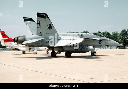 Eine rechte Rückansicht eines F/A-18C Hornet-Flugzeugs, das dem Strike Fighter Squadron 37 (VFA-37) des Carrier Wing (CVW-3) zugewiesen ist und auf der Fluglinie geparkt ist. Hinter dem F/A-18C befindet sich ein T-2C Buckeye Trainer Flugzeug des Training Squadron 23 (VT-23). Basis: Naval Air Facility, Andrews AFB Bundesstaat: Maryland (MD) Land: Vereinigte Staaten von Amerika (USA) Stockfoto