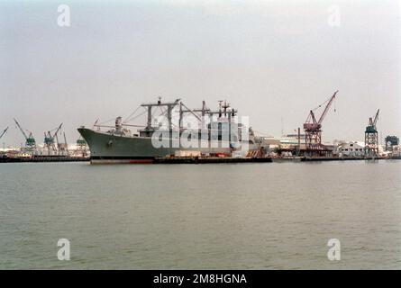 Ein Hafenbogenblick auf das vom Militärkommando gecharterte kombinierte Container-/Frachtschiff CAPE NONE (T-AK-1014), das routinemäßig von der Newport News Shipbuilding and Dry Dock Company überholt wird. Basis: Newport News Bundesstaat: Virginia (VA) Land: Vereinigte Staaten von Amerika (USA) Stockfoto