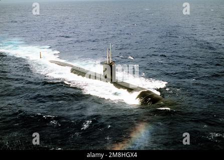 Ein Luftbord-Bugblick auf das nuklearbetriebene U-Boot USS PASADENA (SSN-752), das in der Nähe von Hawaii unterwegs ist. Land: Pazifik (POC) Stockfoto